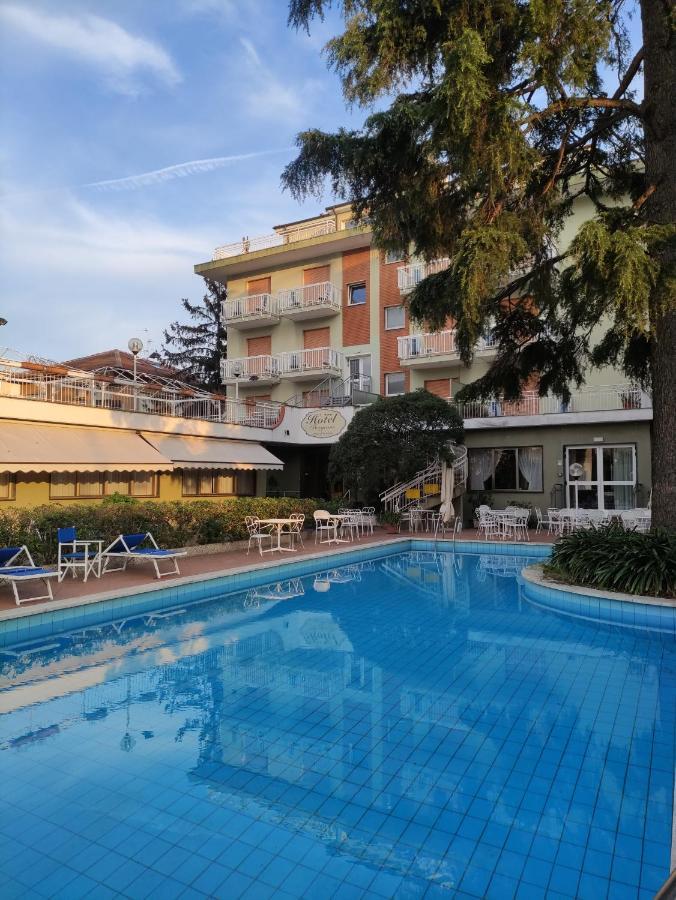Hotel Bergamo Mare Mhotelsgroup San Bartolomeo al Mare Kültér fotó
